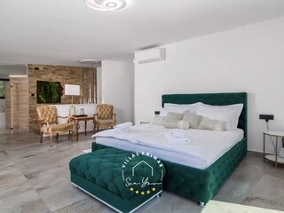 Geräumiges Schlafzimmer mit Doppelbett – Villa Modruna