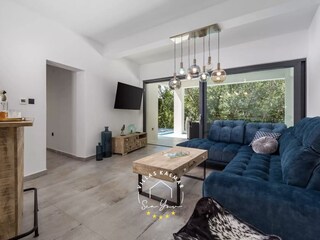 Modern living room with natural light – Villa Modruna