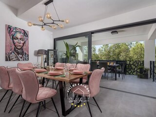 Essbereich der Villa mit Terassenzugang