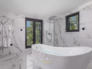 Walk-in shower in luxury bathroom – Villa Modruna