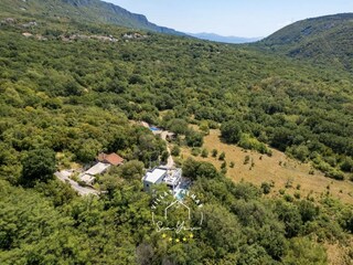 Friedliche Villa im Wald umgeben von Natur