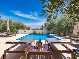 Sonnenliegen beim privaten Pool der Villa Javor