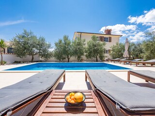 Sonnenliegen neben privatem Pool der Villa