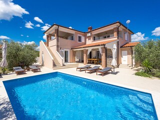 Private pool with private pool and sun loungers
