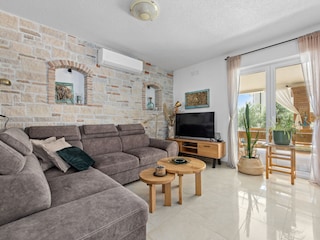 Wohnzimmer mit TV in der Villa