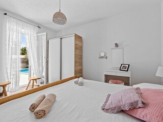 Bequemes Schlafzimmer mit direkten Terassenzugang