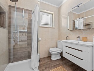 Badezimmer mit Dusche, WC und Waschbecken