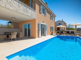 Privater Pool mit Sonnenliegen der Villa Lisetta