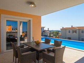 Esstisch im Freien mit Poolblick