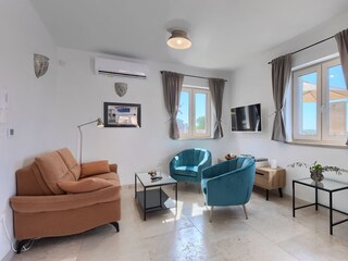 Wohnzimmer mit Sofa in der Villa