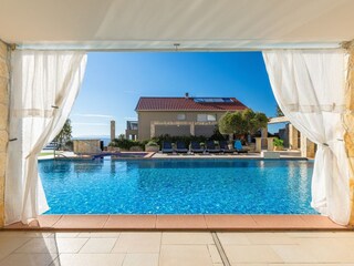 Blick über den Pool auf die Villa Viktoria