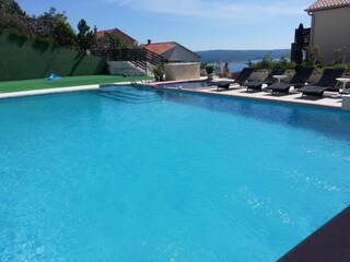 Privater Pool mit Sonnenliegen und Meerblick in Villa