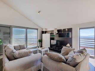 Wohnbereich mit Sofas und Meerblick in Villa