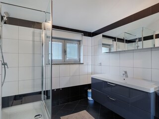 Dusche und Washbecken im Badezimmer der Villa