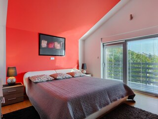 Bequemes Schlafzimmer mit Balkon in der Villa