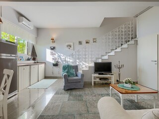 Wohnzimmer und voll ausgestattete Küche in Villa