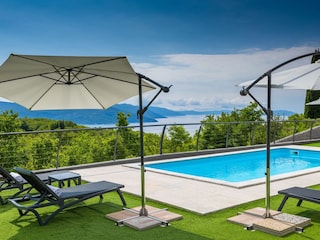 Private pool with sea view in holiday home Lavinia