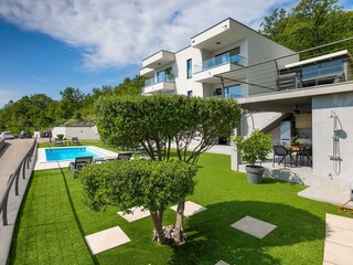 Garten mit privatem Pool und Außenküche in Luxusvilla