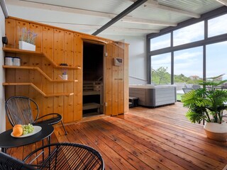 Wellnessbereich mit Sauna und Whirlpool in Villa