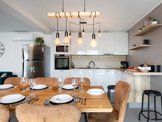 Moderne völlig ausgestattete Küche mit Esstisch