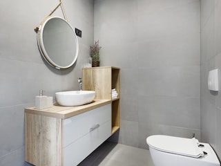 Modern ensuite bathroom in Villa Lavinia