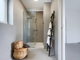Modernes ensuite Badezimmer mit Dusche in Villa Lavinia