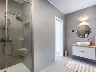 Modernes ensuite Badezimmer mit Dusche, Villa Lavinia