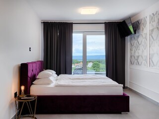 Schlafzimmer mit Balkon, TV & Doppelbett, Villa Lavina