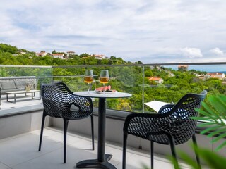 Terrasse mit Blick auf die Umgebung & das Meer