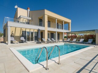 Modern family villa with private Pool in Pula