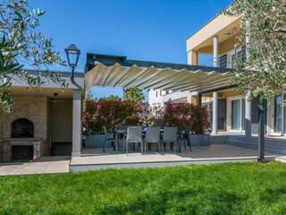 Garten mit Grillplatz und Essbereich in Villa in Pula