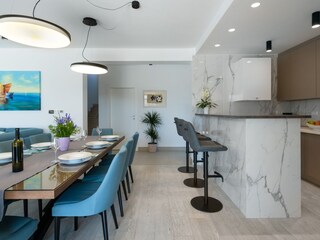 Completely equipped kitchen with dining area