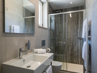 Badezimmer mit Dusche in Ferienvilla in Pula