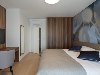 Schlafzimmer mit Doppelbett, Klima und TV in Villa