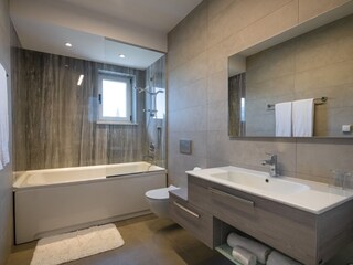 Badezimmer mit Badewanne in Villa Valentina, Pula