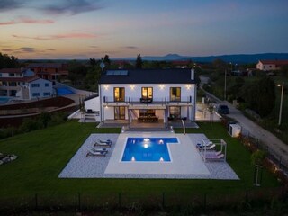 Moderne Villa für 10 Gäste mit privatem Pool