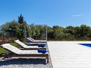 Sonnenliegen neben dem privaten Pool der Villa