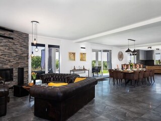 Modernes offenes Wohnzimmer, Esszimmer und Küche