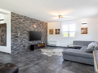 Modernes Wohnzimmer mit TV in Villa