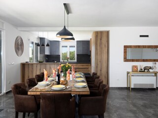 Vollausgestattete Küche und Esstisch in Villa