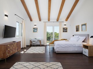 Bequemes Schlafzimmer mit TV und Ausblick