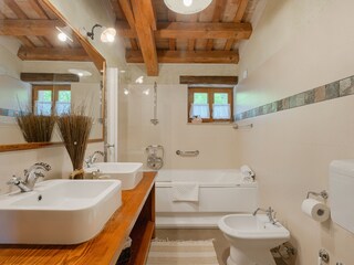 Bathroom with double washbasin and bathtub -Villa Gelci