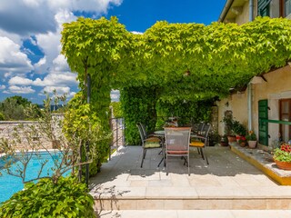 Outdoor dining terrace with sea views in Trget