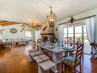 Offen konzipierter Wohnraum mit Essbereich in Villa