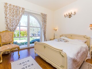 Schlafzimmer mit Balkontür in Villa Bella Vista