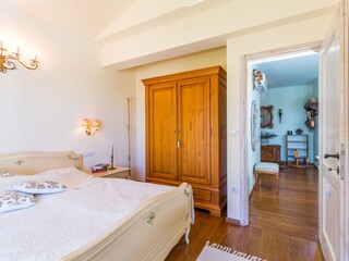 Rustikales Schlafzimmer mit Doppelbett in Villa, Porec