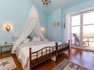Schlafzimmer mit Doppelbett und Balkon in Villa, Porec