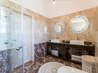 Badezimmer mit Dusche in Villa Bella Vista