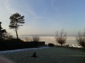 Winterbild mit Blick vom Grundstück auf die Schlei