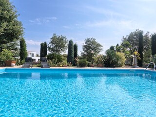 Privater Pool und sorgfältig gepflegter Garten
